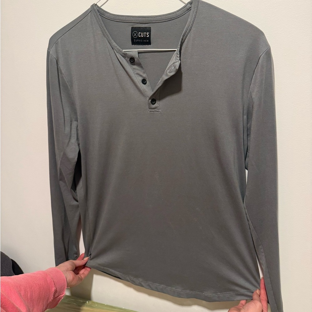 Cuts Curve Hem long sleeve shirt mens medium